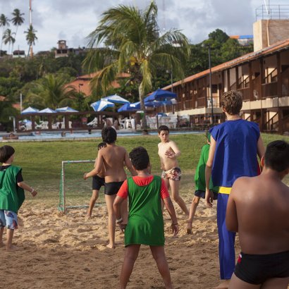 crianças jogando futebol