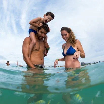 Pais e filho nas piscinas naturais de Maragogi