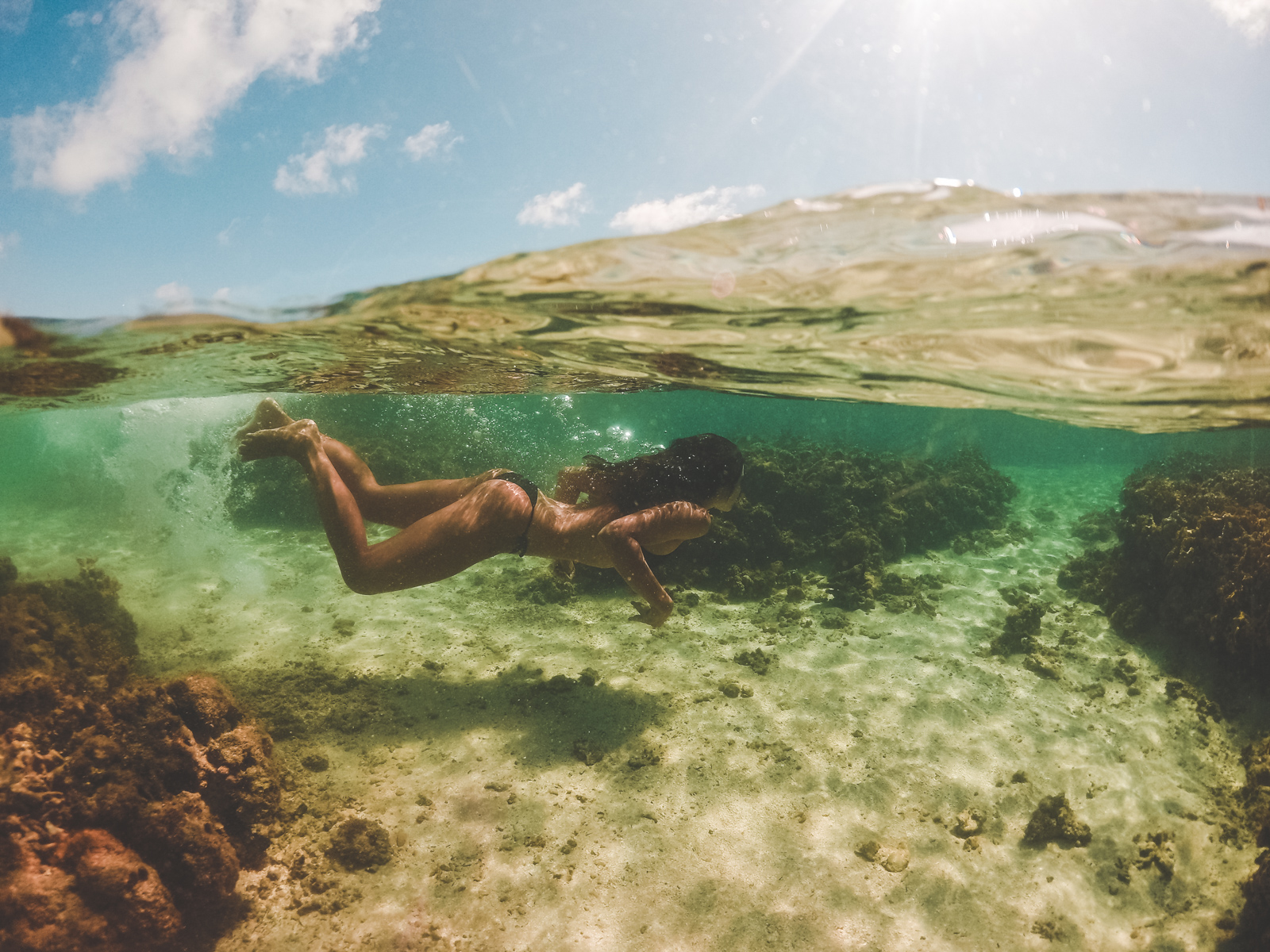 Mulher fazendo mergulho com máscara e snorkel nas piscinas naturais.