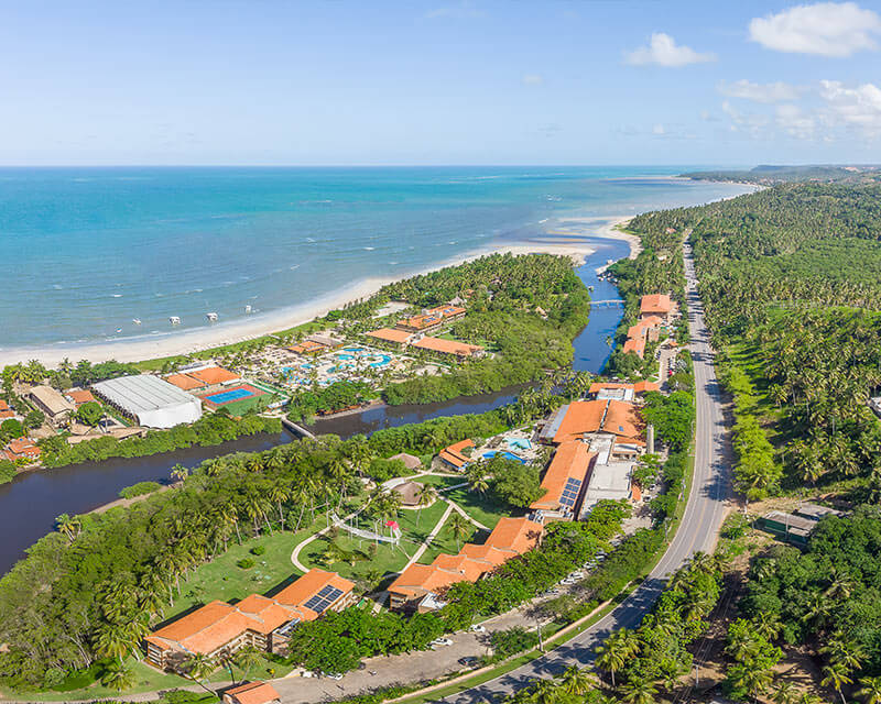 Vista aérea da estrutura do resort all inclusive Salinas Maragogi, com vista para o mar.