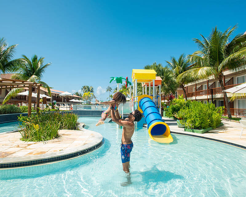 Família brincando na piscina infantil do Salinas Maceió.