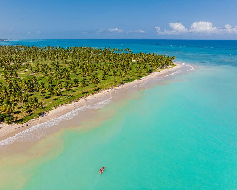 Praia de Ipioca, com águas cristalinas e ampla área de vegetação