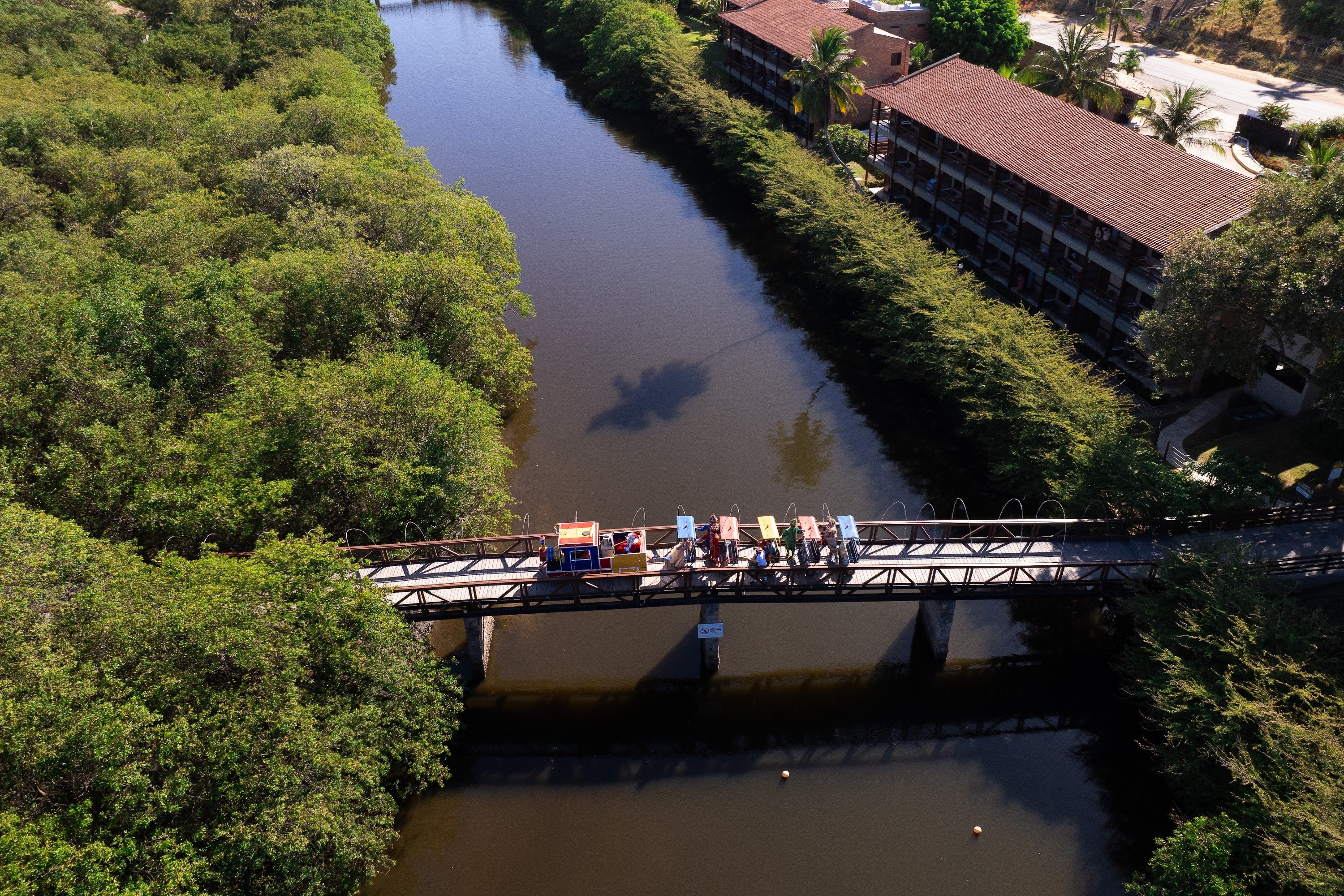 Tremzinho de Natal atravessando a ponte sobre o Rio Maragogi, que corta o Salinas Maragogi All Inclusive Resort.