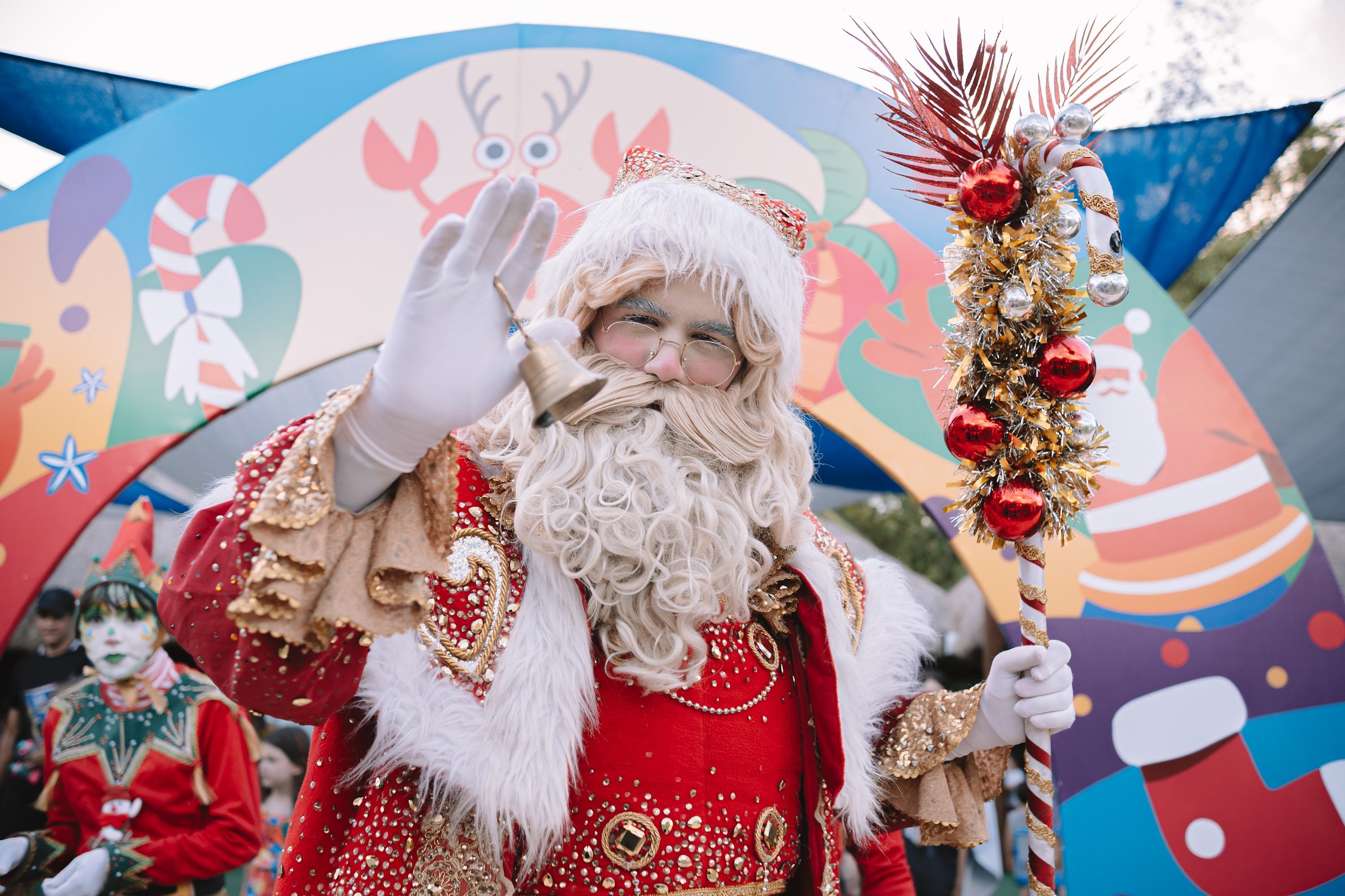 Papai Noel sorrindo em frente ao painel de Natal do Salinas Maceió.