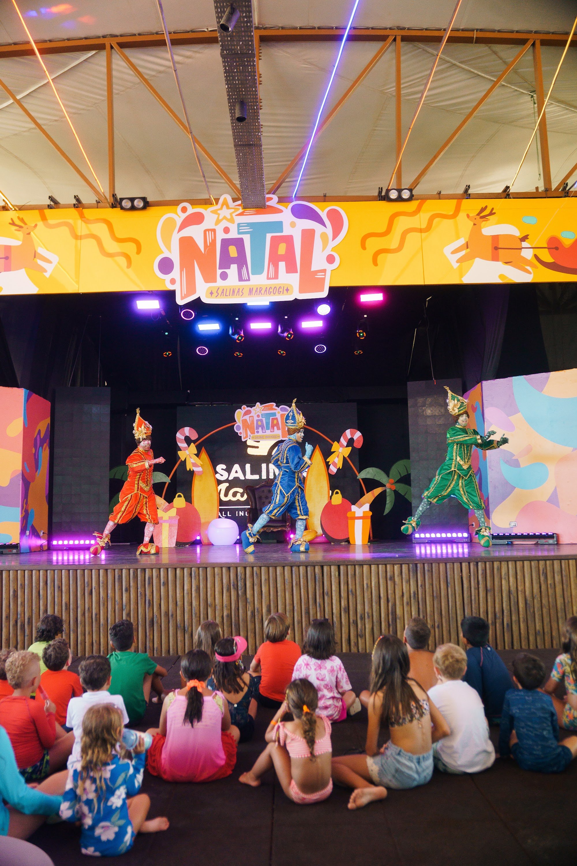 Festejo de Natal no Salinas Maragogi com apresentacão teatral de duende em palco para crianças.