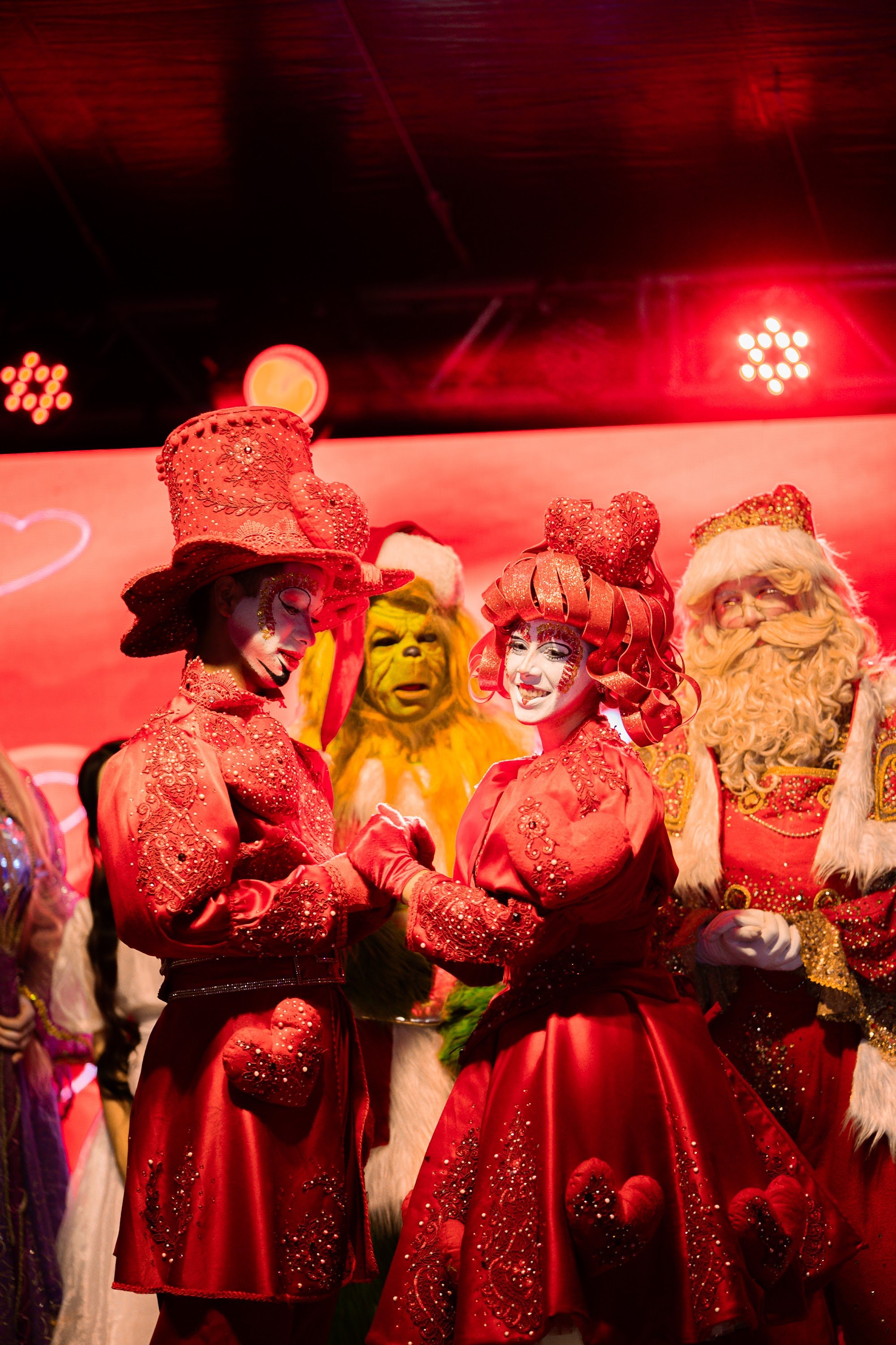 Festejo de Natal no Salinas Maceió com apresentacão teatral de duende em palco para crianças.