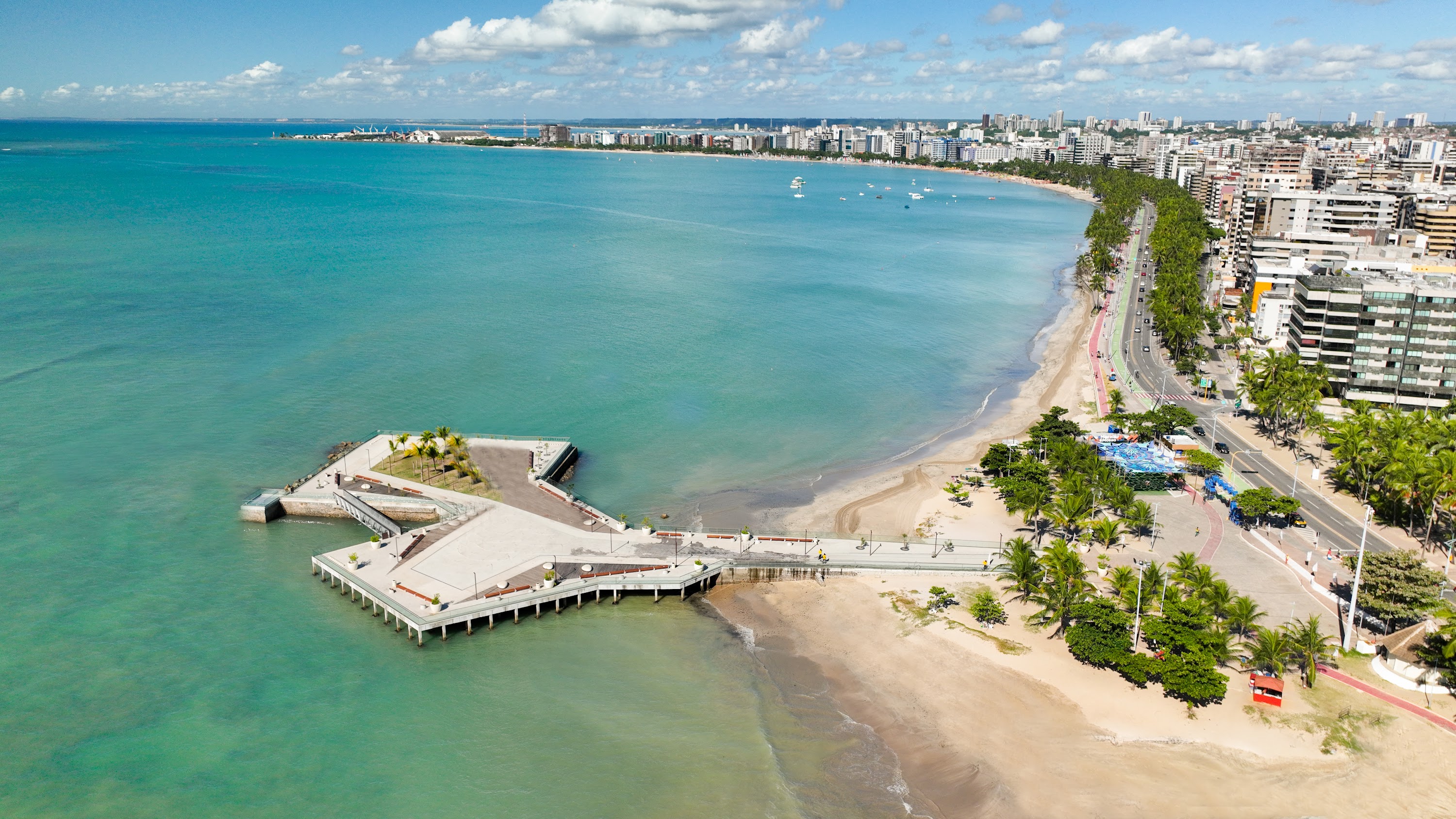 Vista aérea do Marco dos Corais, na praia de Ponta Verde, em Maceió.