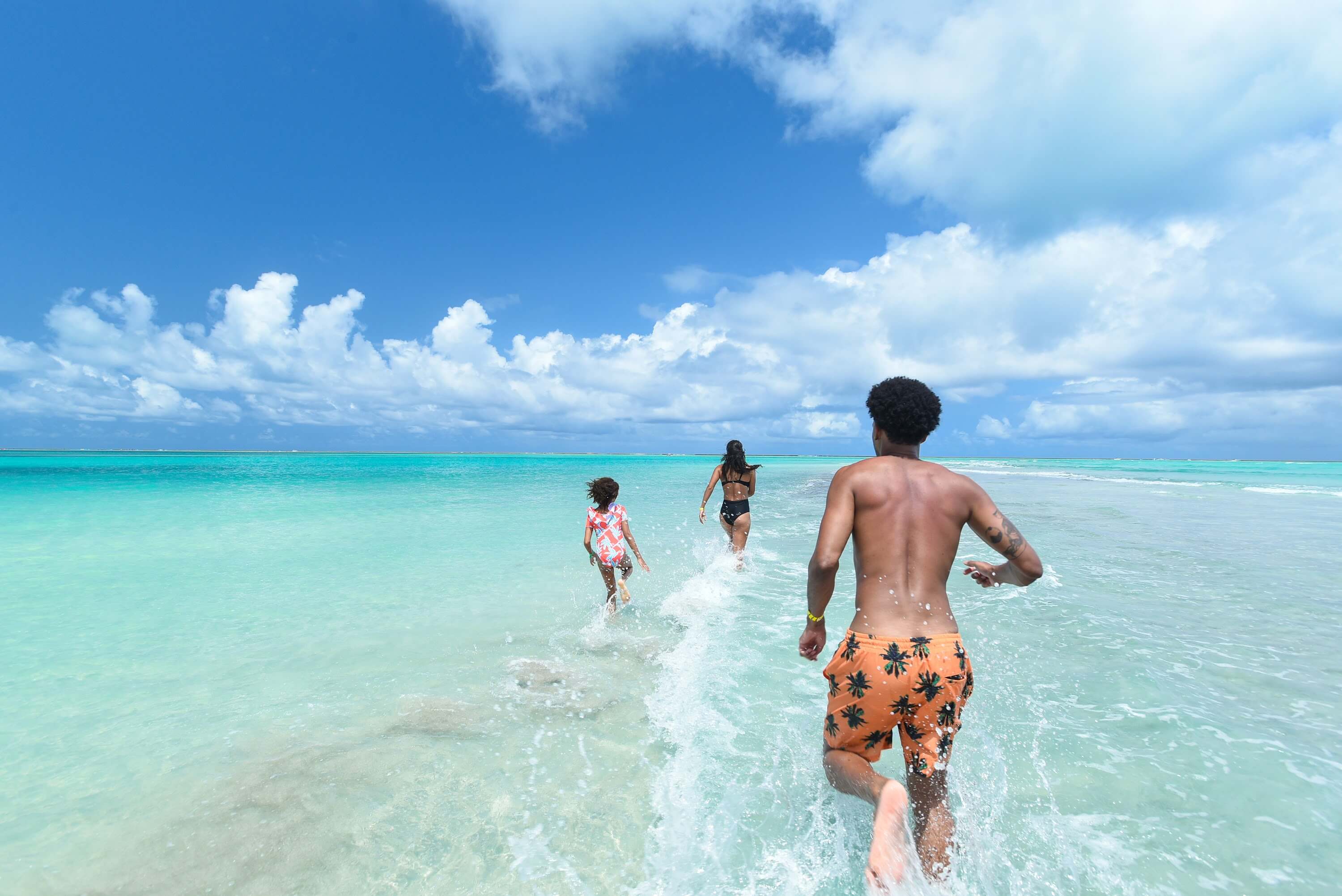 Família correndo no mar