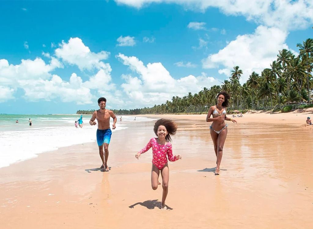 pessoas curtindo praia em Alagoas representando se Maceió em agosto vale a pena