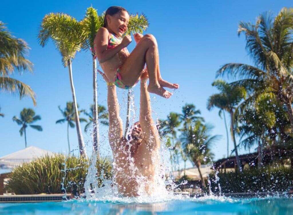 pessoas aproveitando piscina em resort de Alagoas representando se Maceió em agosto vale a pena
