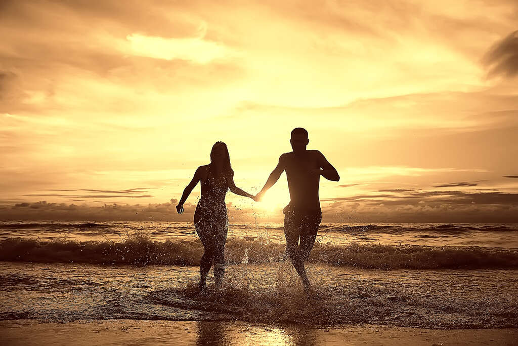 casal em viagem de lua de mel na praia