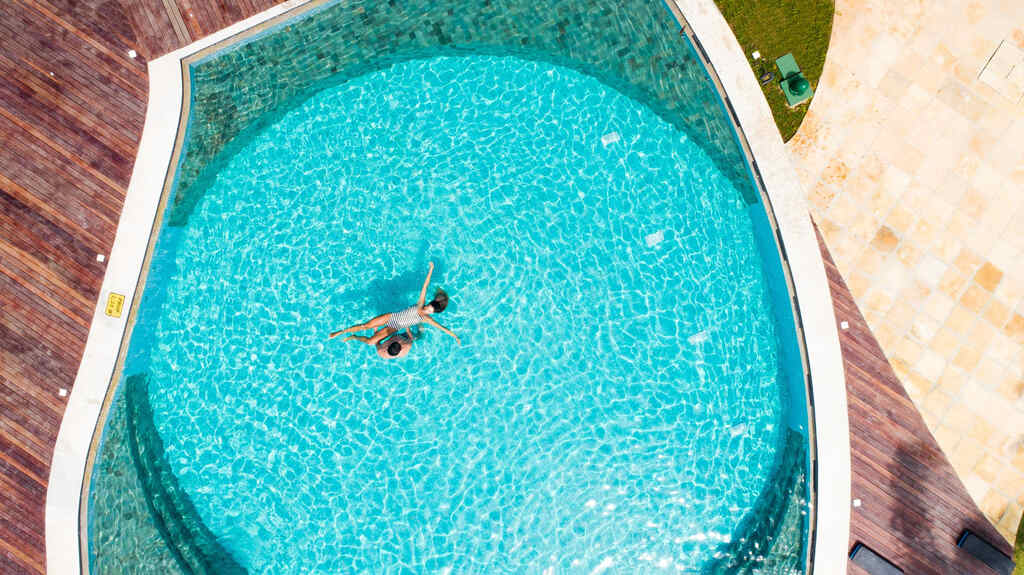 piscina em resort para viagem de lua de mel