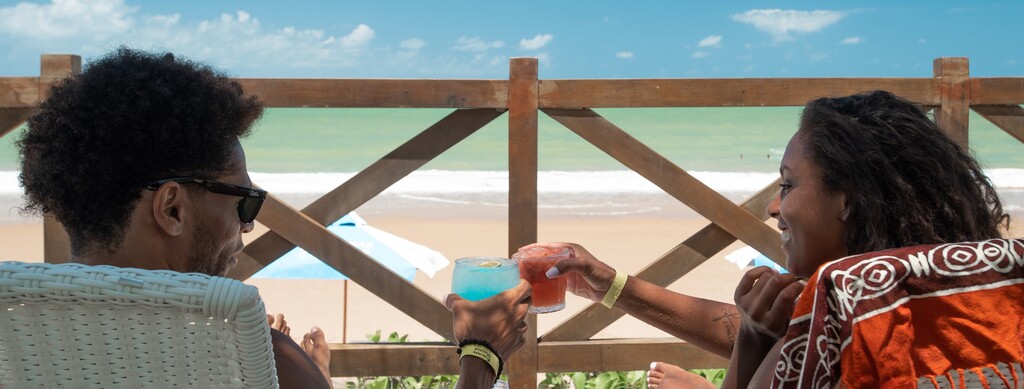 casal aproveitando férias em resort em viagem de lua de mel