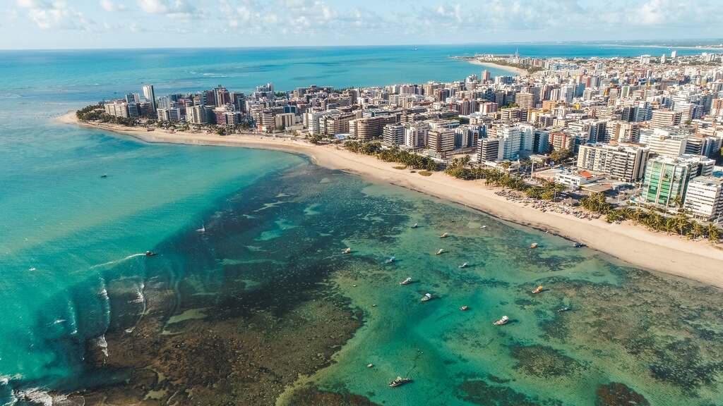 praia em Alagoas, um dos principais pontos turísticos de Maceió