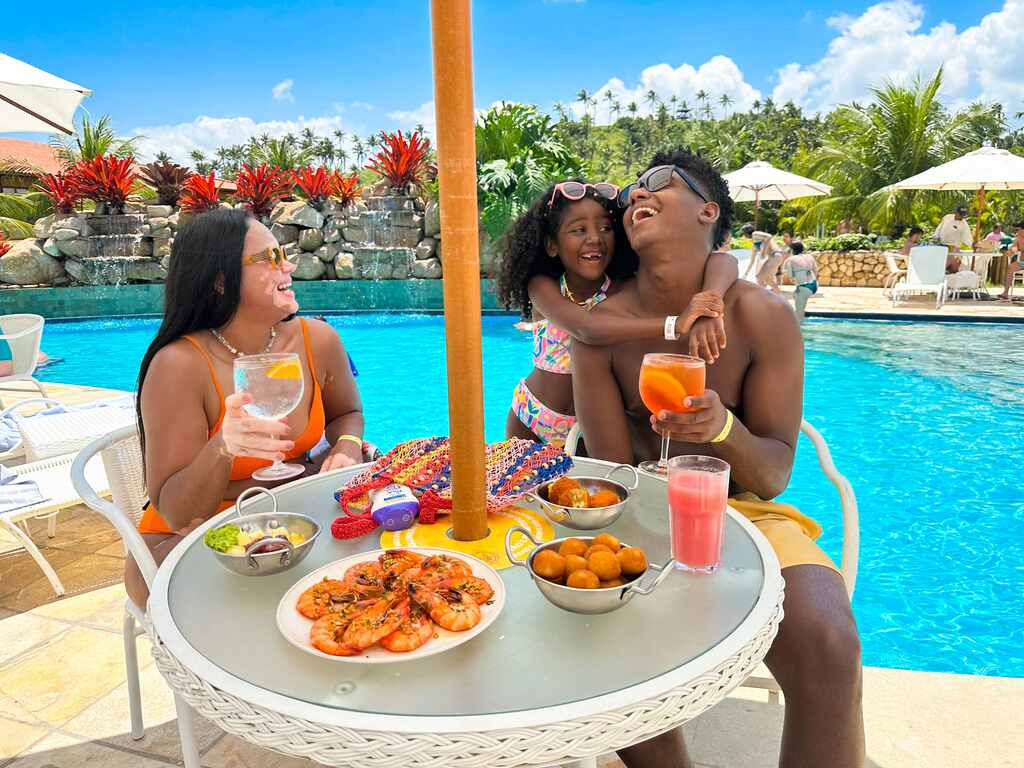 família aproveitando resort depois de saber o que fazer em Maceió em 3 dias