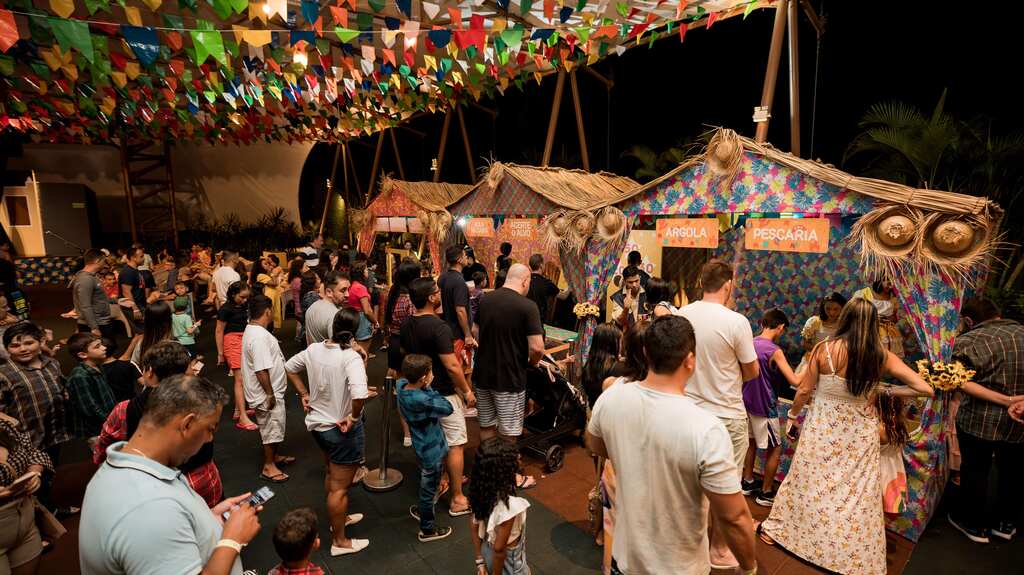 pessoas aproveitando festa junina em Alagoas