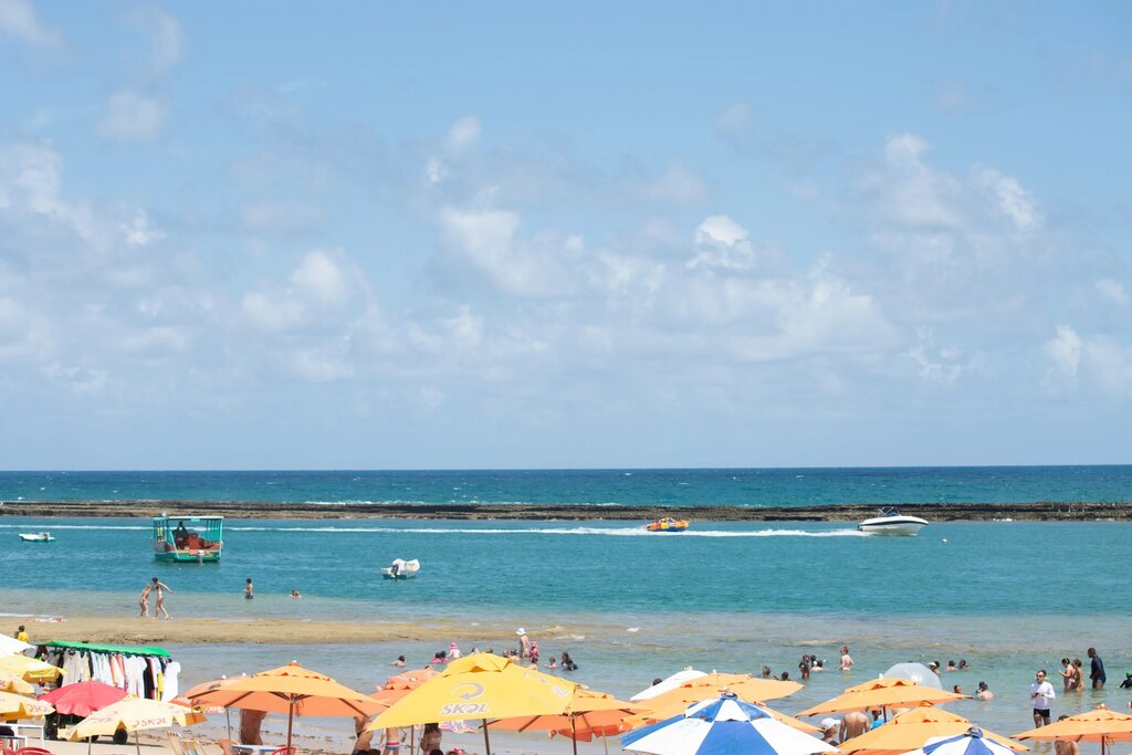 pessoas aproveitando a Praia do Francês