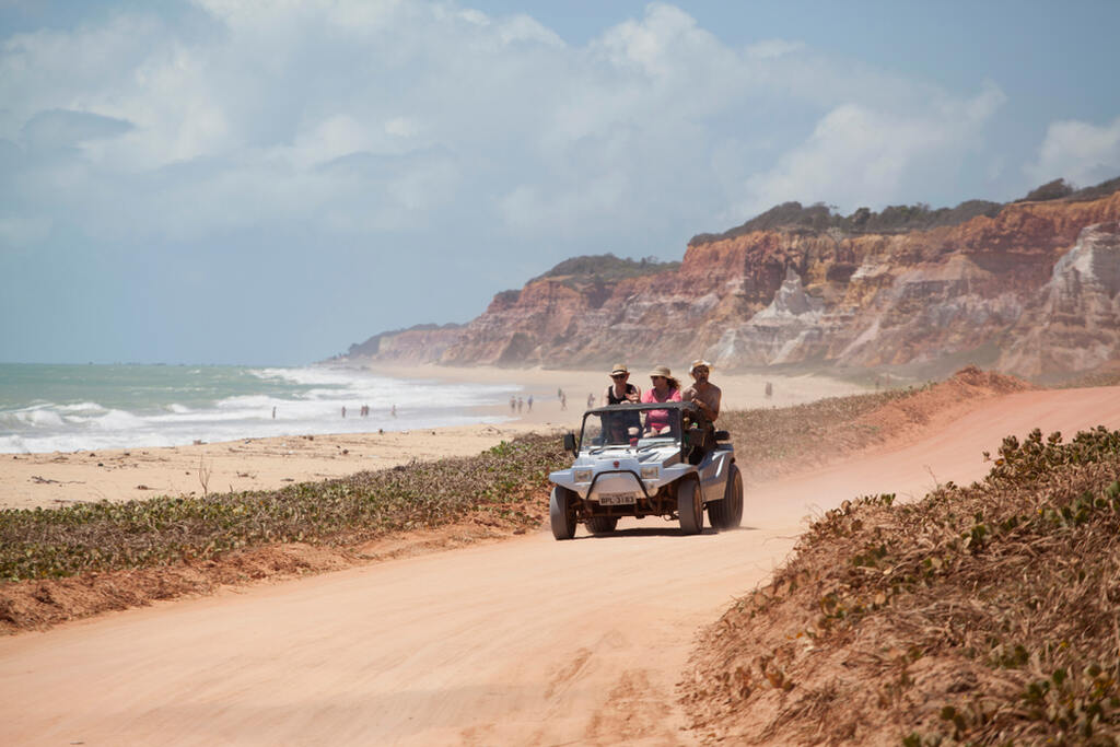 pessoas fazendo passeio de jipe em Maceió, um dos lugares paradisíacos no Brasil