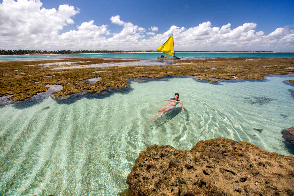 pessoa fazendo mergulho em Porto de Galinhas, um dos lugares paradisíacos no Brasil