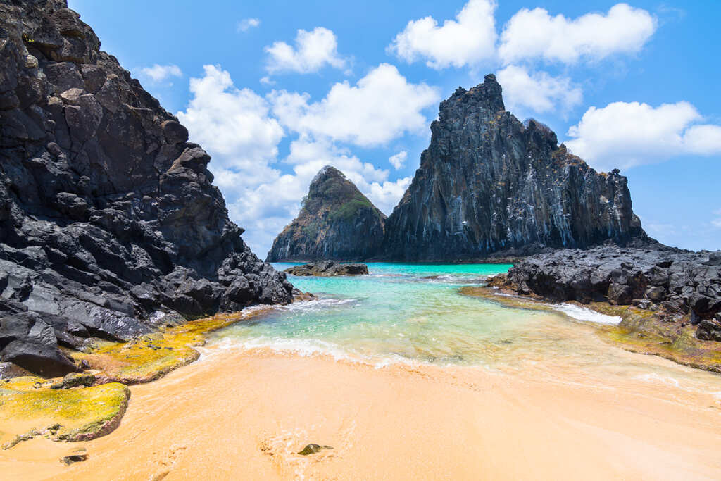 praia em Fernando de Noronha, um dos lugares paradisíacos no Brasil