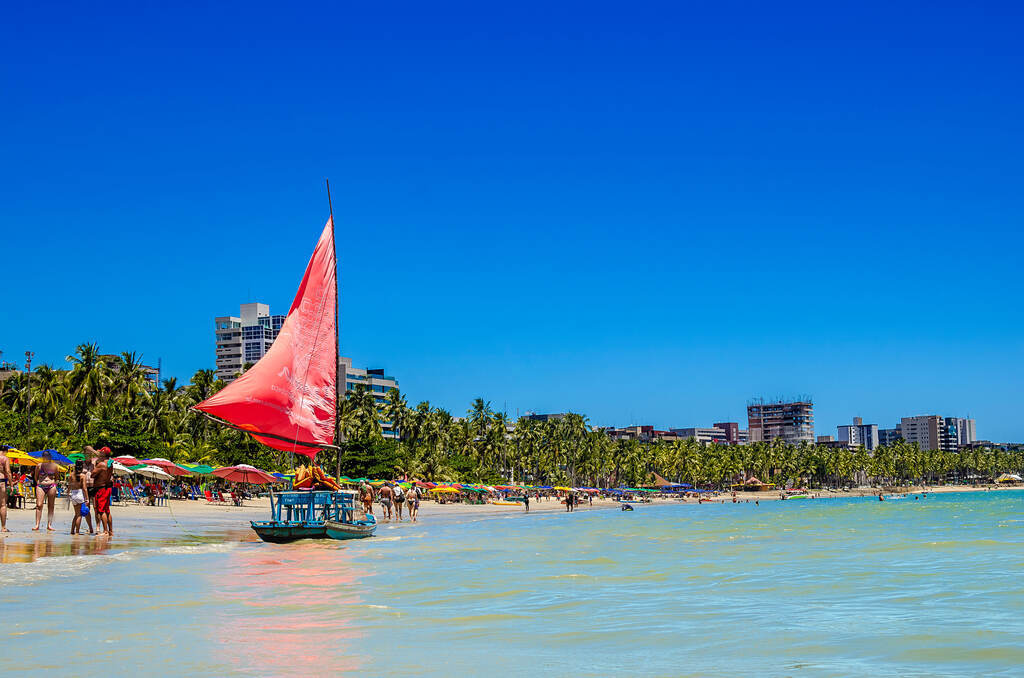 praia em Maceió, um dos lugares para conhecer no Brasil