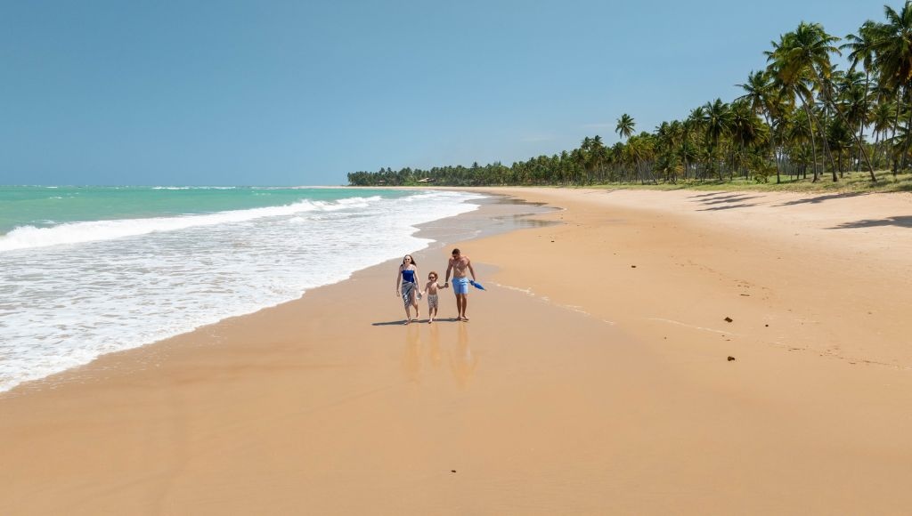 pessoas aproveitando praias de uma das cidades de Alagoas para visitar