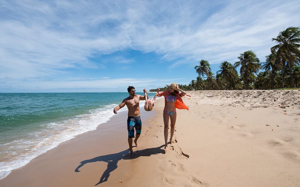 pessoas aproveitando praia de uma das principais cidades de Alagoas para visitar