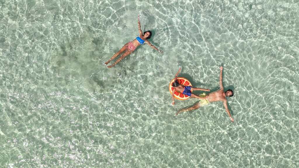 pessoas aproveitando piscina em resort para família All Inclusive